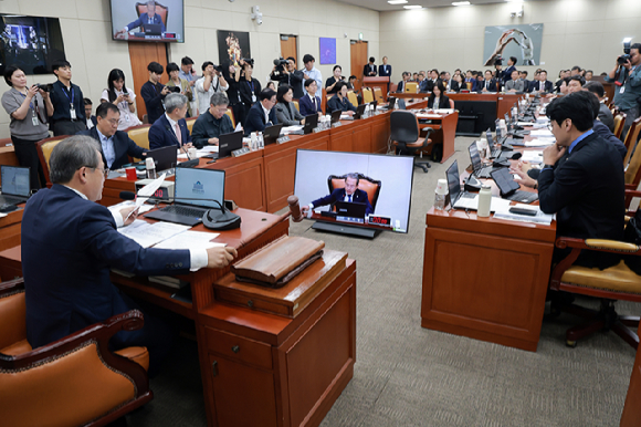22일 국회 과학기술정보방송통신위원회 전체회의에서 위원장인 더불어민주당 송기헌 의원이 개의를 선언하고 있다. 2026.9.22 [사진=연합뉴스]
