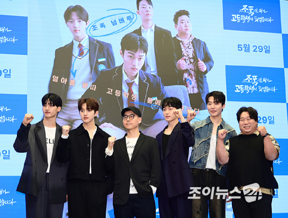 (왼쪽부터)주윤찬-봉재현-이성택 감독-윤찬영-원태민-고동옥이 27일 오후 서울 마포구 상암동 스탠포드호텔에서 열린 웨이브(Wavve), 티빙, 왓챠 드라마 '조폭인 내가 고등학생이 되었습니다'(이하 '조폭고') 제작발표회에 참석하고 있다. [사진=정소희 기자]
