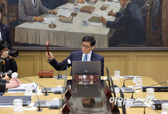 이창용 한국은행 총재가 17일 서울 중구 한국은행에서 열린 금융통화위원회 통화정책방향 회의를 주재하고 있다. [사진=사진공동취재단]