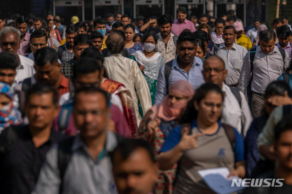 17일 에프앤가이드에 따르면 인도주식 펀드의 1년 평귝 수익률은 29%대를 기록했다. 사진은 인도 뭄바이의 기차역에서 시민들이 이동하고 있는 모습. [사진=뉴시스]