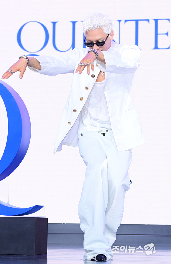 가수 태양이 18일 오후 서울 마포구 상암동 큐브컨벤션센터에서 열린 TAEYANG 정규 4집 'QUINTESSENCE'(퀸테센스) 음감회에 참석해 포토타임을 갖고 있다. [사진=정소희 기자]