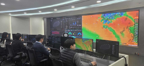 LS일렉트릭 관계자들이 안양 R&D센터에 위치한 관제센터에서 재생에너지 발전량 예측 결과를 확인하고 있다. [사진=LS일렉트릭]