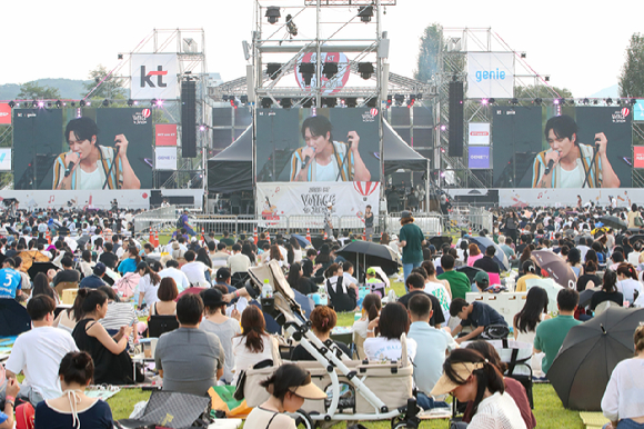 지난 26일 경기도 가평군 자라섬에서 열린 KT 뮤직 페스티벌 '보야지 투 자라섬' 현장에서 관람객들이 공연을 즐기고 있는 모습. [사진=KT]