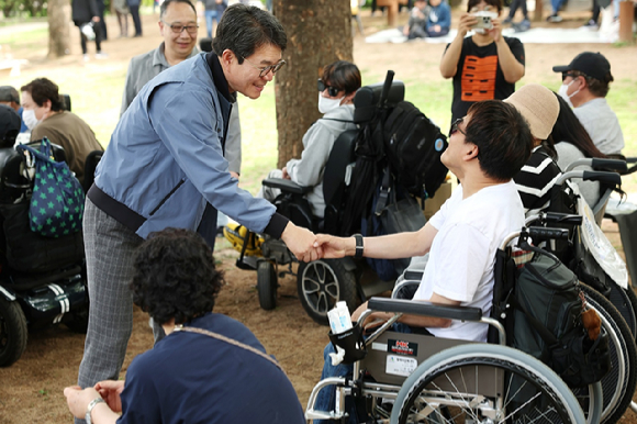 성동구가 올해부터 '장애인 가정 출산지원금'을 지원한다. 사진은 장애인의 날 행사에 참석한 정원오 성동구청장의 모습. [사진=성동구]