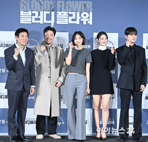 배우 성동일, 신승환, 금새록, 정소리, 려운이 27일 서울 용산구 CGV 용산아이파크몰에서 열린 디즈니+ '블러디 플라워' 제작발표회에서 포즈를 취하고 있다. [사진=곽영래 기자]