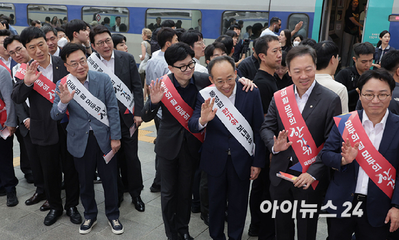 추석연휴가 시작되는 13일 오전 국민의힘 한동훈 대표, 추경호 원내대표 등 지도부가 서울역에서 귀성객에게 인사를 하고 있다. [사진=정소희 기자]