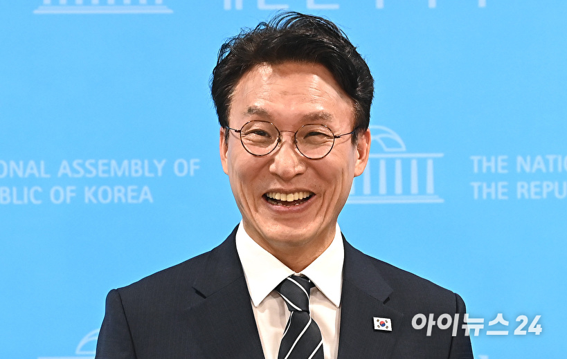 김민석 전 국무총리가 6일 서울 여의도 국회 소통관에서 더불어민주당 당대표 출마 선언 기자회견을 마친 뒤 질문에 답변하고 있다. [사진=곽영래 기자]