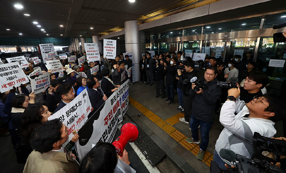 서울 마포구 주민으로 구성된 '추가소각장 건립반대 범마포 다자협의체' 회원들이 12일 소각장 건립 관련 주민설명회가 열린 마포구 서울월드컵경기장 리셉션홀 앞에서 소각장 신설에 항의하는 시위를 펼치고 있다. [사진=뉴시스]