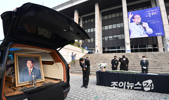 현역 최고령 MC로 활동하다 지난 8일 별세한 故 송해의 노제가 10일 오전 서울 영등포구 여의도동 KBS본관 앞에서 엄수된 가운데 묵념을 하고 있다. 고인은 1988년 5월부터 KBS 1TV '전국노래자랑' MC를 맡아 34년간 프로그램을 진행해왔다. [사진=김성진 기자]