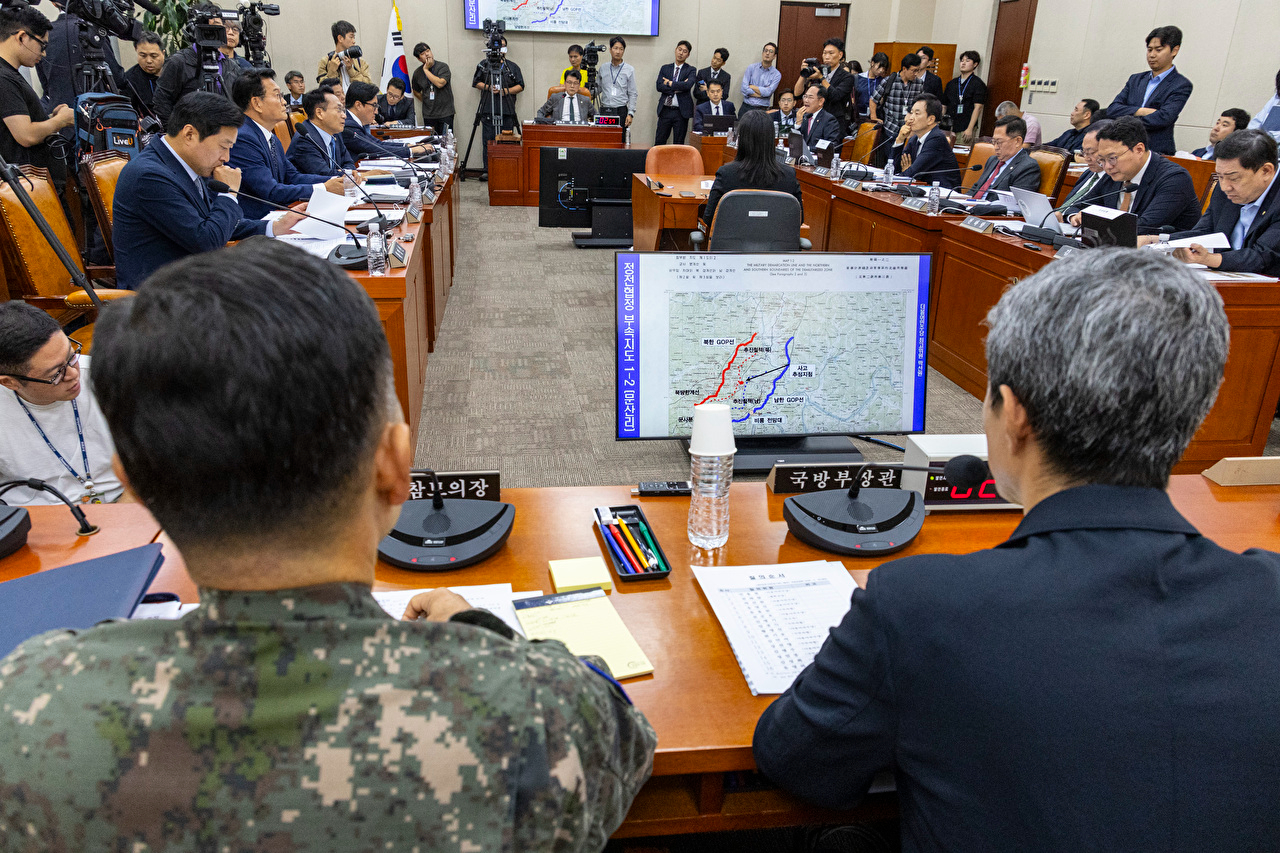 강신철 국방부 장관(오른쪽)과 진영승 합참의장이 29일 국회 국방위원회에서 열린 DMZ 지뢰 추정 폭발사고 현안 질의에 참석해 DMZ 사고 관련 의원 질의 도중 제시한 사고 지역의 지도를 바라보고 있다. 2026.9.29 [사진=연합뉴스]
