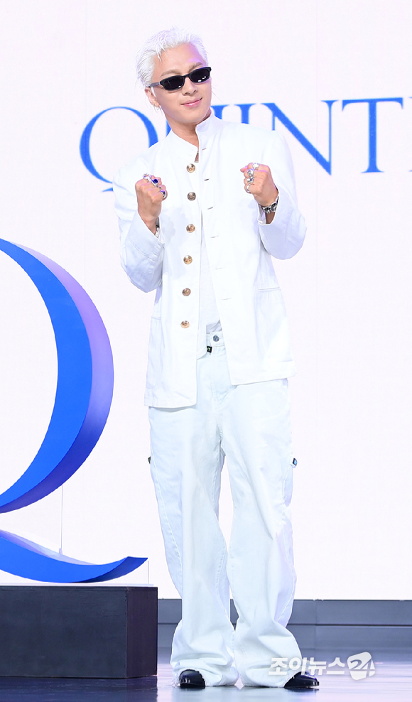 가수 태양이 18일 오후 서울 마포구 상암동 큐브컨벤션센터에서 열린 TAEYANG 정규 4집 'QUINTESSENCE'(퀸테센스) 음감회에 참석해 포토타임을 갖고 있다. [사진=정소희 기자]