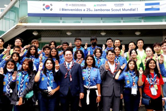 최대호 경기 안양시장이 지난 12일 만안구 안양블루몬테에서 퇴소하는 엘살바도르 세계스카우트 잼버리 대원들을 환송하고 있다. [사진=안양시]