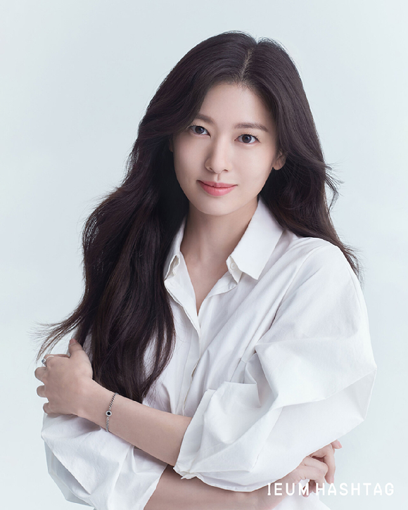 정소민이 '엄마친구아들' 종영 인터뷰에 앞서 사진촬영을 하고 있다. [사진=이음해시태그]