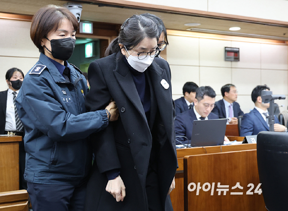 2025년 12월 3일 서울 서초구 서울중앙지방법원에서 주가조작과 통일교 청탁 등의 혐의를 받는 김건희 씨의 결심공판 진행된 가운데 김건희 씨가 법정으로 들어오고 있다. [사진=사진공동취재단]