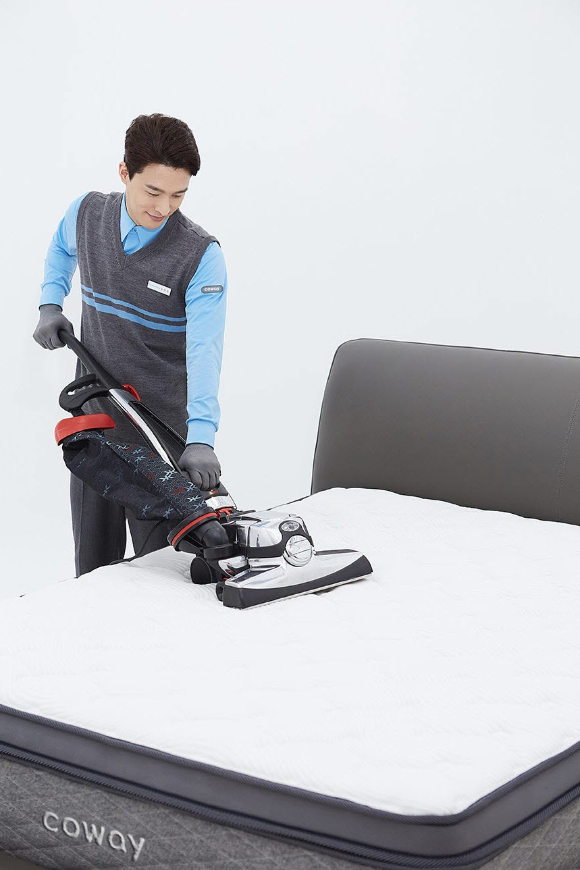 코웨이 매트리스 케어 서비스 [사진=코웨이]