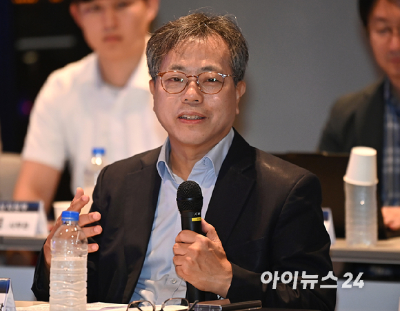 이승렬 산업부 산업정책실장(앞줄 왼쪽 두번째), 장병탁 서울대 AI연구원장(앞줄 왼쪽 세번째) 등 참석자들이 27일 오전 서울시 관악구 서울대에서 열린 K휴머노이드연합 창립총회에서 기념촬영을 하고 있다. [사진=곽영래 기자]