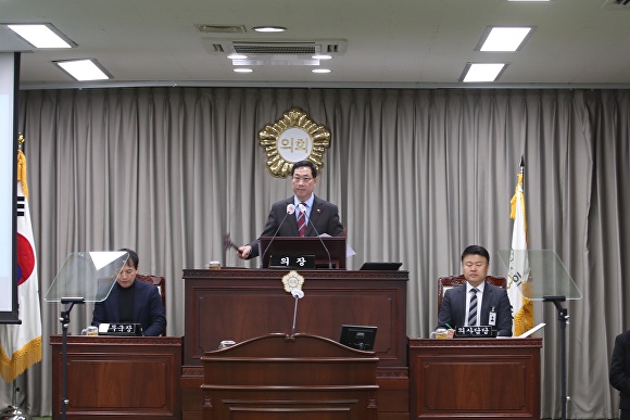 최종오 익산시의회 의장이 정례회 폐회를 선언하고 있다. [사진=익산시의회 ]