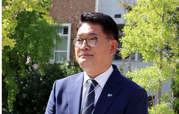 당권 주자인 더불어민주당 송영길 후보가 24일 전북대학교 내 고 이세종 열사비를 찾아 추모하고 있다. [사진=연합뉴스]