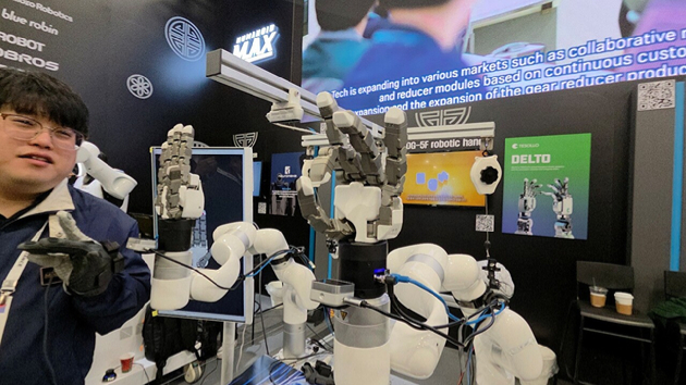 블랙 잭 게임을 진행하는 샤르파의 로봇 손. [사진=정구민]