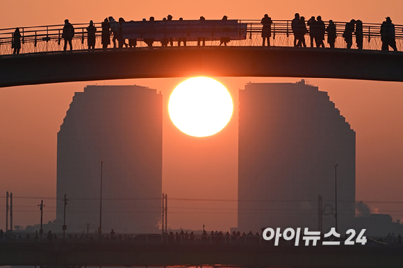 2023년 새해 첫날인 1월1일 서울 선유도공원 선유교에서 시민들이 새해 첫 일출을 구경하고 있다. [사진=아이뉴스24DB]