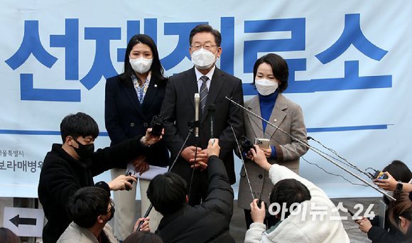 이재명 더불어민주당 대선 후보가 15일 오후 서울 동작구 서울특별시보라매병원 외부 선별진료소를 현장 방문한 뒤 관련 브리핑을 하고 있다. [사진=국회사진취재단]