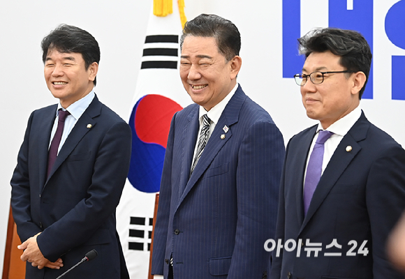 김병기 더불어민주당 원내대표가 17일 오전 서울 여의도 국회에서 열린 원내대책회의에 참석하고 있다. [사진=곽영래 기자]