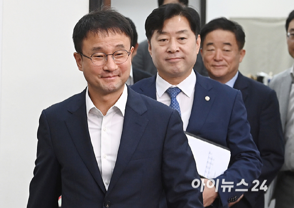 한병도 더불어민주당 당대표 직무대행 겸 원내대표가 14일 서울 여의도 국회에서 열린 최고위원회의에 참석하고 있다. [사진=곽영래 기자]