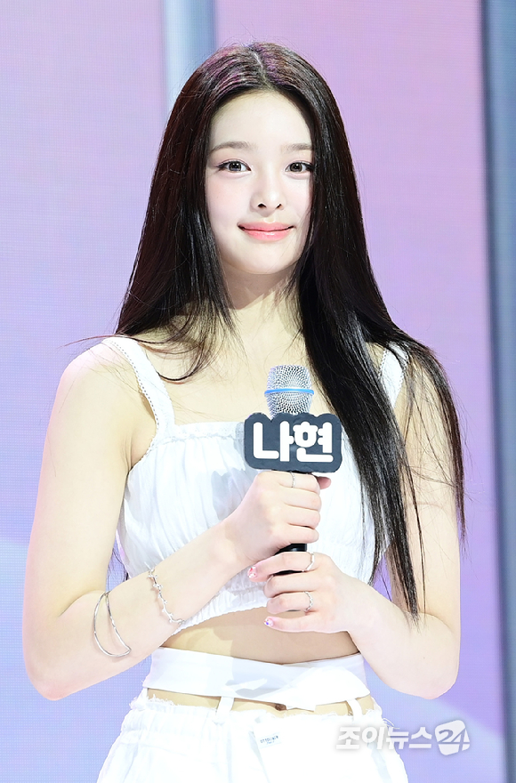 그룹 앳하트 나현이 13일 오후 서울 한남동 블루스퀘어에서 열린 앳하트(AtHeart) 첫 번째 EP '플롯 트위스트'(Plot Twist) 미디어 쇼케이스에 참석하고 있다. [사진=정소희 기자]