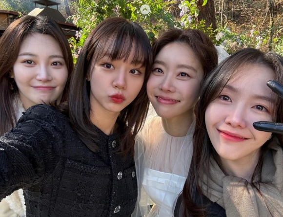 걸스데이 출신 혜리가 소진, 이동하 결혼식에 참석해 걸스데이 멤버들과 찍은 사진을 공개했다. [사진=혜리 인스타그램]