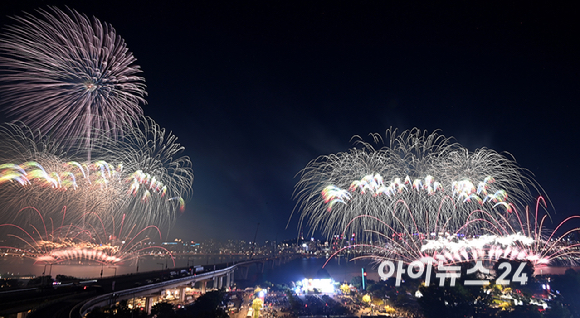 '2026 서울세계불꽃축제'가 5일 서울 여의도 한강공원 일대에서 열린 가운데 화려한 불꽃이 밤하늘을 장식하고 있다. [사진=곽영래 기자]