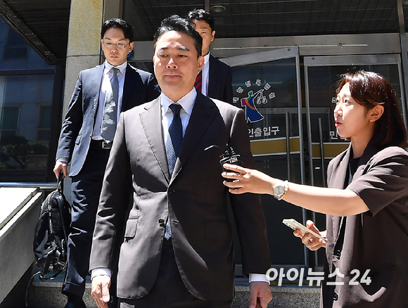 홍정도 중앙그룹 부회장이 23일 오후 서울 서초구 서울회생법원에서 열린 중앙홀딩스 회생 대표자 심문을 마치고 법원을 나서고 있다. [사진=곽영래 기자]
