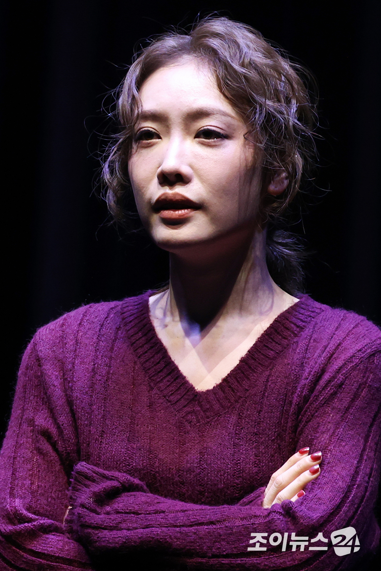 배우 김히어라가 23일 오후 서울 종로구 연지동 두산아트센터 연강홀에서 진행된 연극 '플리백' 프레스콜에 참석해 열연을 펼치고 있다. [사진=문수지 기자]