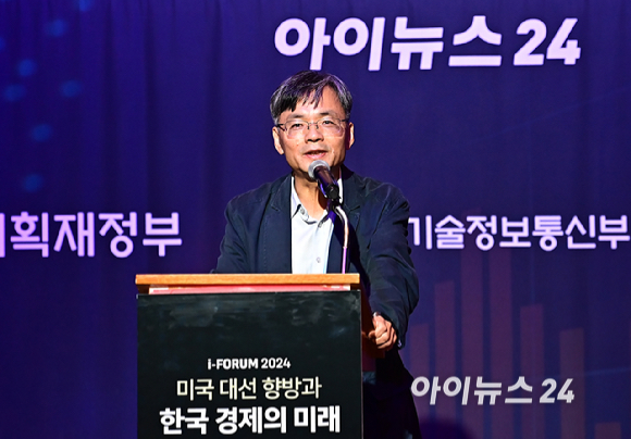 매년 하반기에 주요 이슈를 진단하고 대응 방안을 논의하는 '아이포럼 2024'가 '미국 대선 향방과 한국 경제의 미래' 라는 주제로 23일 서울 중구 롯데호텔 크리스탈볼룸에서 열렸다.조철 산업연구원 선임연구위원이 '산업별 대응 전략 : 자동차∙배터리' 주제로 강연을 하고 있다. [사진=곽영래 기자]