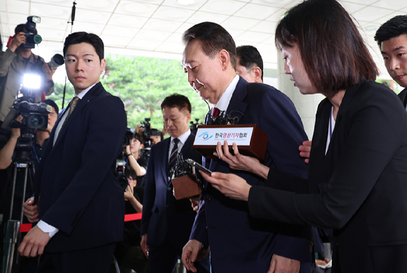 윤석열 전 대통령이 28일 피의자 신분으로 내란특검 조사를 받기 위해 서울 서초구 서울고검 청사로 출석하고 있다. [사진=사진공동취재단]