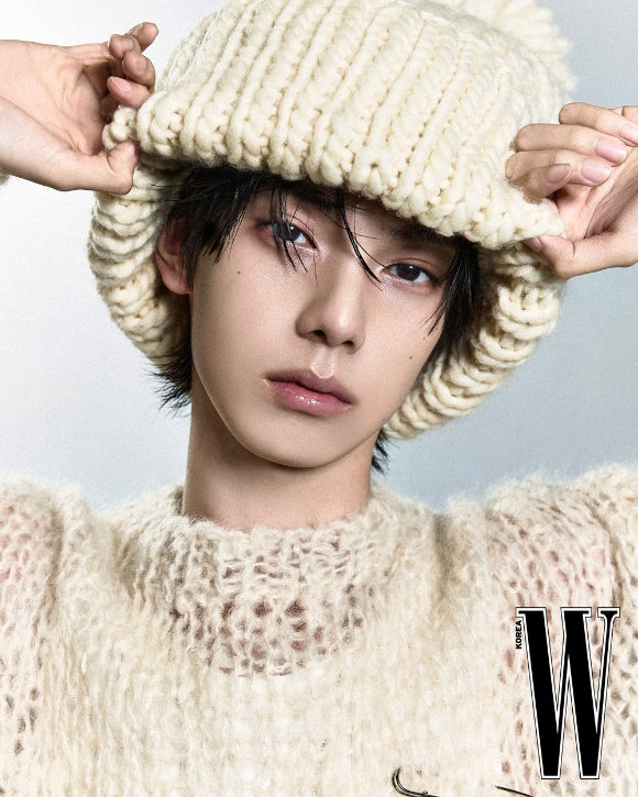 최립우가 화보 촬영에서 포즈를 취하고 있다. [사진=더블유 코리아]