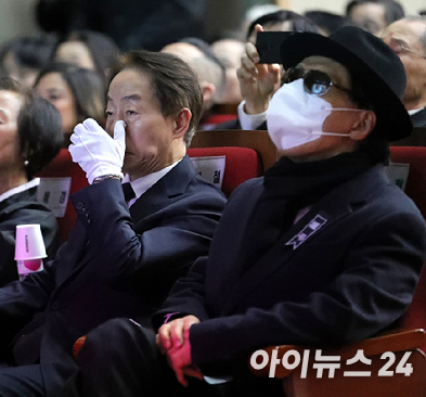 고(故) 김영삼 전 대통령의 장남 김은철씨(가운데)가 지난 2015년 서울 여의도 국회 앞뜰에서 열린 김 전 대통령 영결식에 참석하고 있다. [사진=아이뉴스24DB]