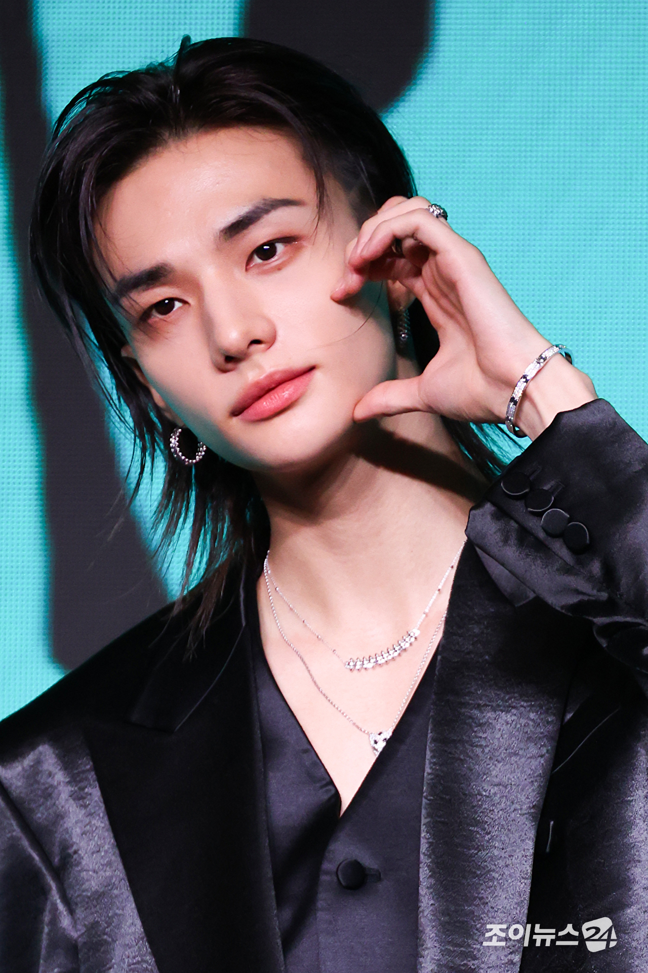 그룹 스트레이 키즈 현진이 6일 오후 서울 영등포구 여의도동 콘래드 서울 호텔에서 진행된 스트레이 키즈(Stray Kids) 새 미니앨범 '디스 앤 댓(THIS & THAT)' 발매 기념 기자간담회에 참석해 포즈를 취하고 있다. [사진=문수지 기자]