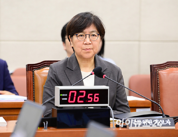 18일 서울 여의도 국회 보건복지위원회에서 열린 정은경 보건복지부 장관 후보자 인사청문회에서 김미애 국민의힘 간사가 정 후보자 배우자의 주식 투자 의혹 자료 제출과 관련해 항의하고 있다. [사진=정소희 기자]