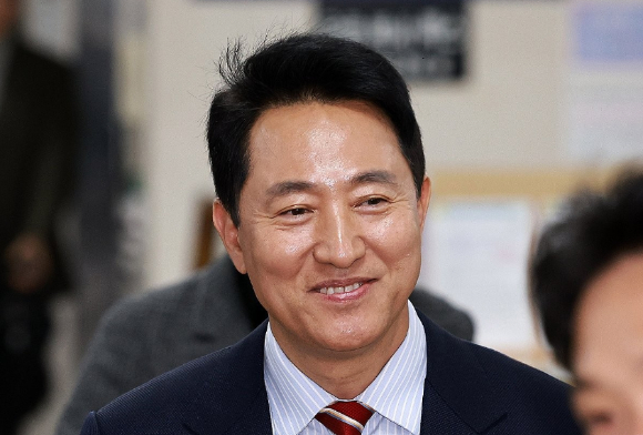 오세훈 서울시장이 서울시장직 유지 여부가 달린 '명태균 여론조사 대납 의혹' 항소심 선고일인 23일 서울 서초구 서울고법에 도착해 법정으로 향하고 있다. [사진=연합뉴스]