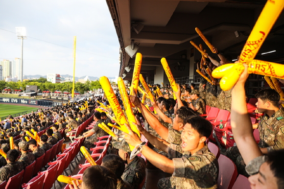 KIA 타이거즈는 6~8일 열리는 SSG 랜더스와 홈 3연전을 호국보훈 시리즈로 치른다. 광주, 전남 지역 군장병 초청 행사도 진행한다. 사진은 지난해(2022년) 군 장병 초청 행사 전경이다. [사진=KIA 타이거즈]