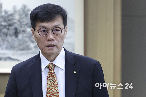 이창용 한국은행 총재가 23일 서울 중구 한국은행에서 열린 금융통화위원회에 입장하고 있다. [사진=사진공동취재단]