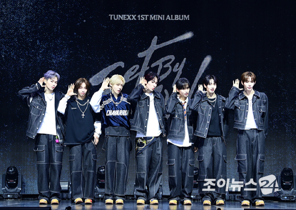3일 오후 서울 광진구 광장동 예스24라이브홀에서 신인 보이그룹&nbsp;튜넥스(TUNEXX)&nbsp;첫 번째 미니 앨범 '셋 바이 어스 온리'(SET BY US ONLY) 발매 기념 쇼케이스가 열렸다.&nbsp;튜넥스가 포토타임을 갖고 있다. [사진=정소희 기자]