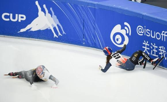 지난 23일 중국 베이징에서 열린 국제빙상경기연맹(ISU) 주최 쇼트트랙 월드컵 1차 대회 여자 1500m 결승 도중 최민정과 김지유가 충돌해 넘어지고 있다. [사진=뉴시스]