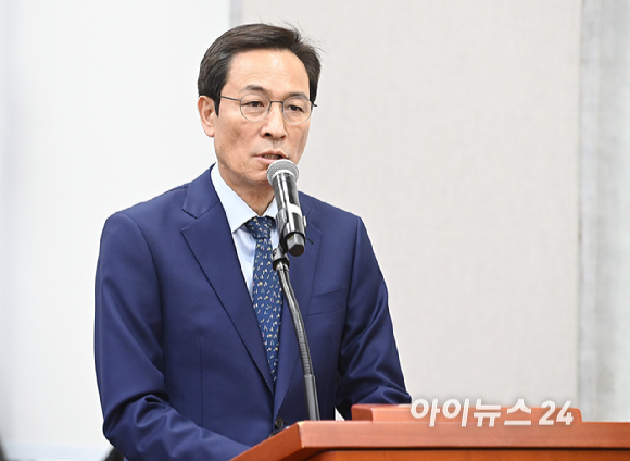 우상호 정무수석이 6일 서울 여의도 국회에서 열린 운영위원회의 대통령비서실과 국가안보실, 대통령경호처 등에 대한 국정감사에서 질의에 답하고 있다. [사진=곽영래 기자]