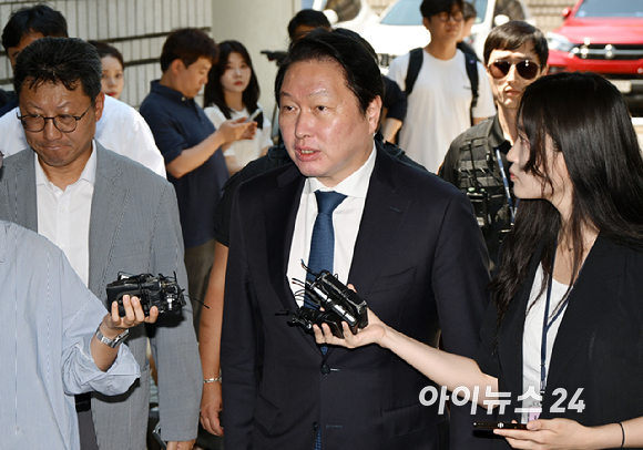 최태원 SK그룹 회장이 15일 서울 서초구 서울고등법원에서 열린 재산분할 파기환송심 2차 조정 기일에 출석하고 있다. [사진=사진공동취재단 ]