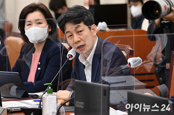 윤건영 더불어민주당 의원이 지난달 17일 서울 여의도 국회에서 열린 환경노동위원회의 근로복지공단, 한국산업안전보건공단, 한국산업인력공단 등에 대한 국정감사에서 발언하고 있다. [사진=김성진 기자]