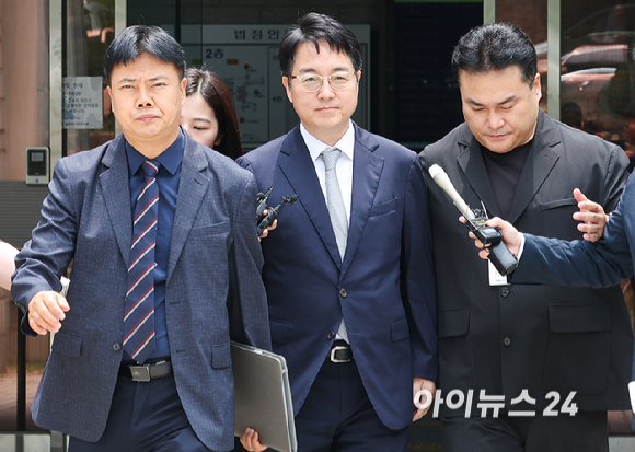 심우정 전 검찰총장이 16일 서울중앙지법에서 구속 전 피의자심문(영장실질심사)을 마치고 법원을 나서고 있다. [사진=사진공동취재단 ]