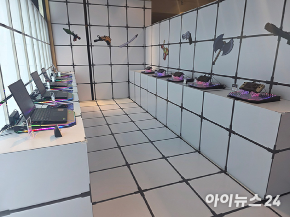 게임 플랫폼 '로블록스'가 1일부터 오는 17일까지 경기 판교 현대백화점에서 오프라인 행사 '레디, 셋, 로블록스' 행사를 개최한다. 사진은 지하 1층 게임 체험공간 내부. [사진=박정민 기자]