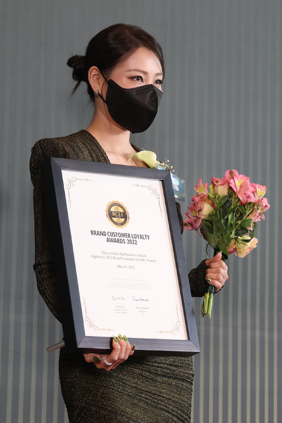 뷰티크리에이터 이사배가 3일 온라인으로 진행된 '2022 브랜드 고객충성도 대상' 시상식에 참석해 포즈를 취하고 있다. [사진=2022 브랜드 고객충성도 대상]