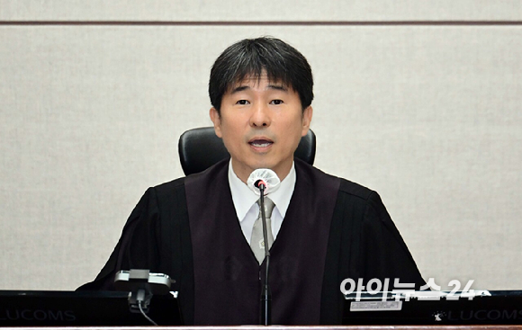 윤석열 전 대통령이 21일 서울 서초동 서울중앙지법에서 열린 내란 우두머리 혐의 형사재판 2번째 공판에 출석하고 있다. [사진=사진공동취재단]